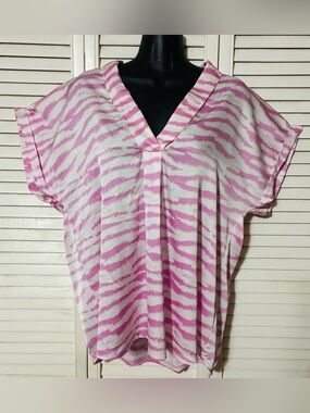 Entro Med Women’s Pink Zebra-Print V-Neck blouse